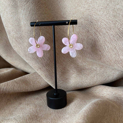 Boucles d’oreilles en résine en forme de fleurs couleur rose sur le site internet prêtes à briller