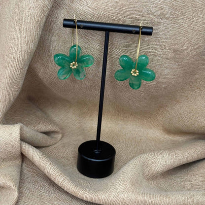 Boucles d’oreilles en résine en forme de fleurs couleur verte sur le site internet prêtes à briller