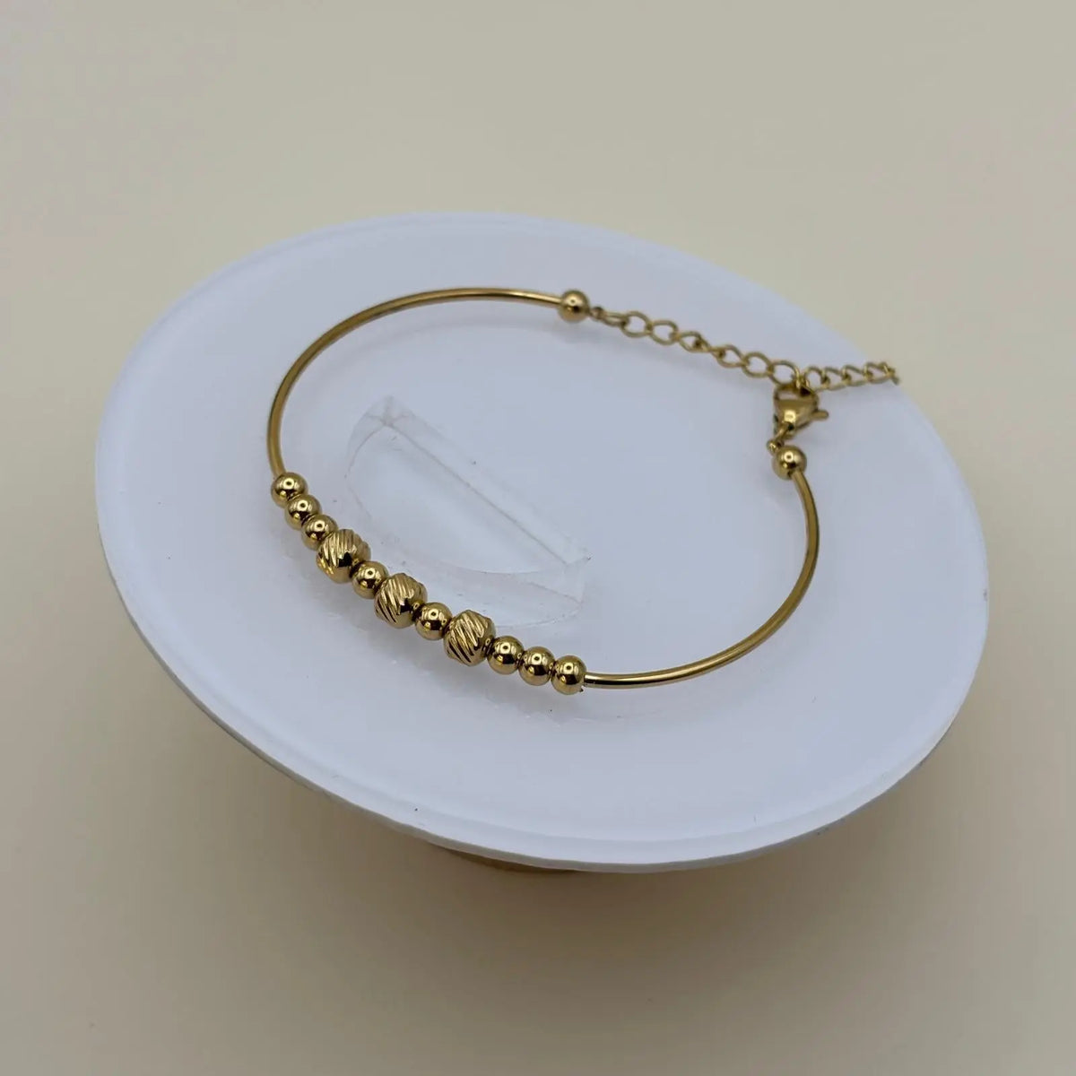 Bracelet doré avec perles fines argentées rondes bracelet rigide et chainette