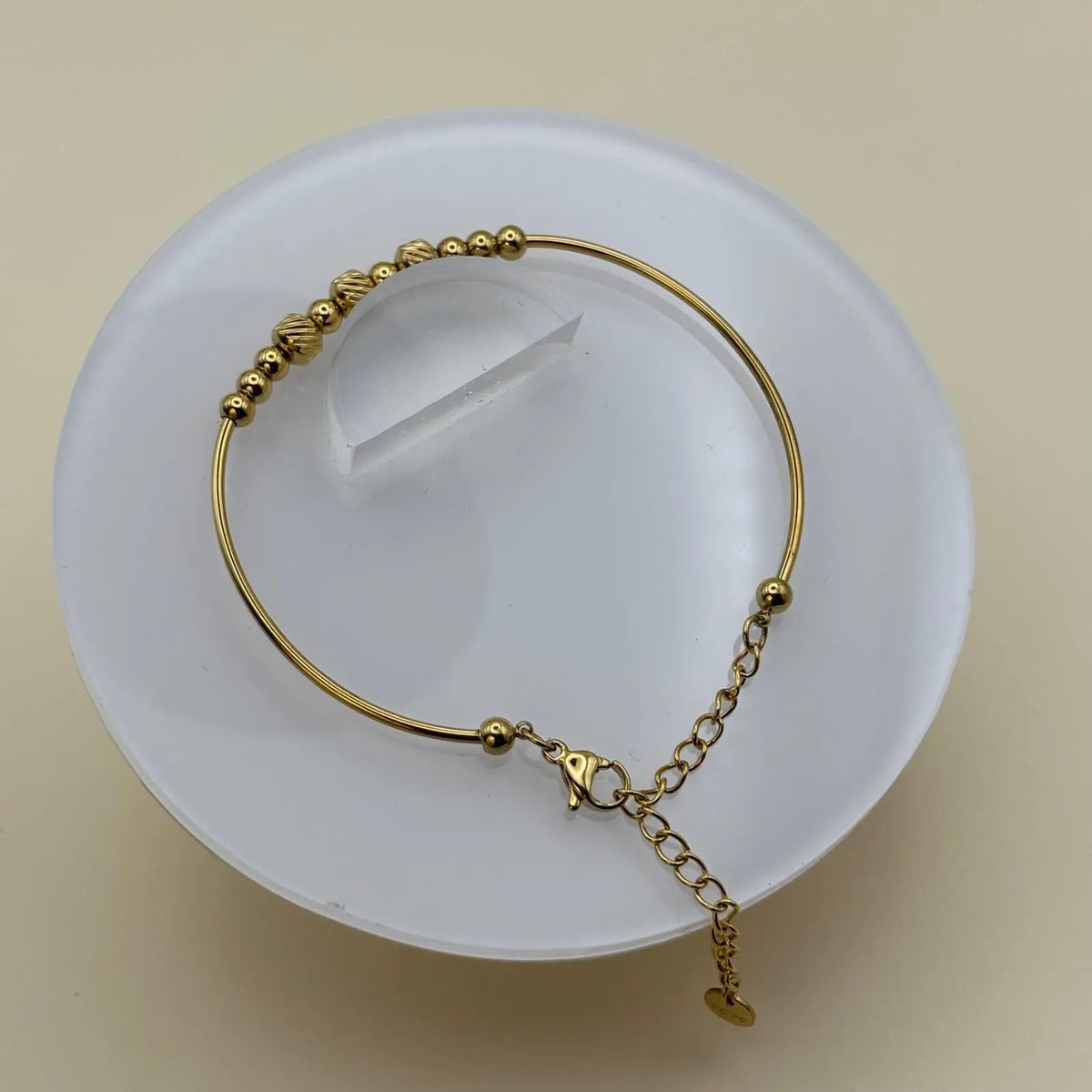 Bracelet de couleur dorée avec perles fines argentées rondes bracelet rigide et chainette