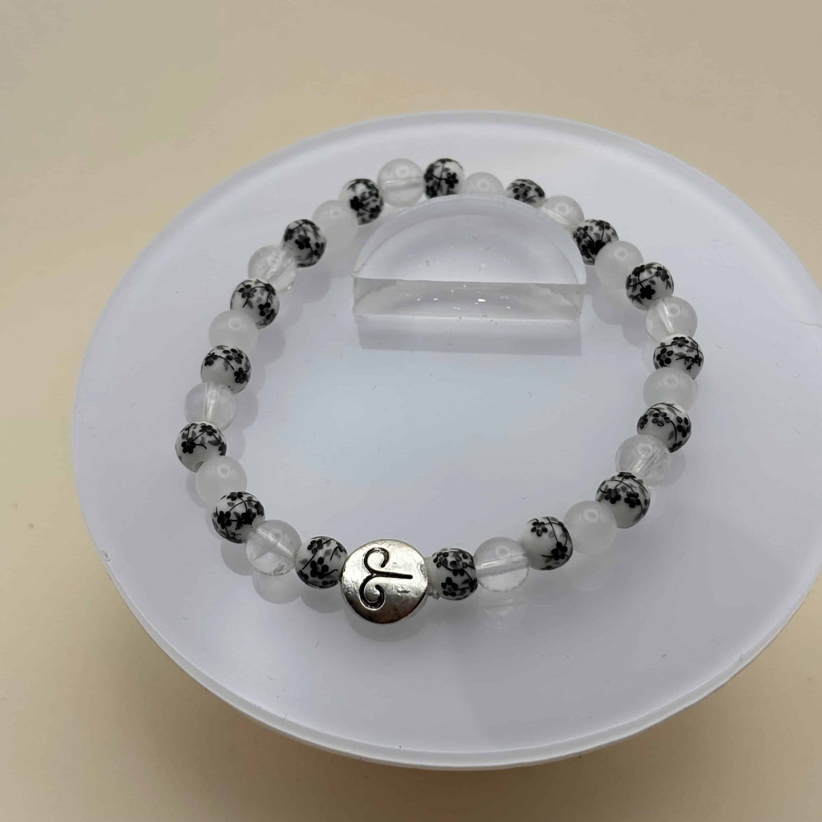 Bracelet en perles sur élastique avec perles en porcelaine et en verre et médaillon signe du bélier