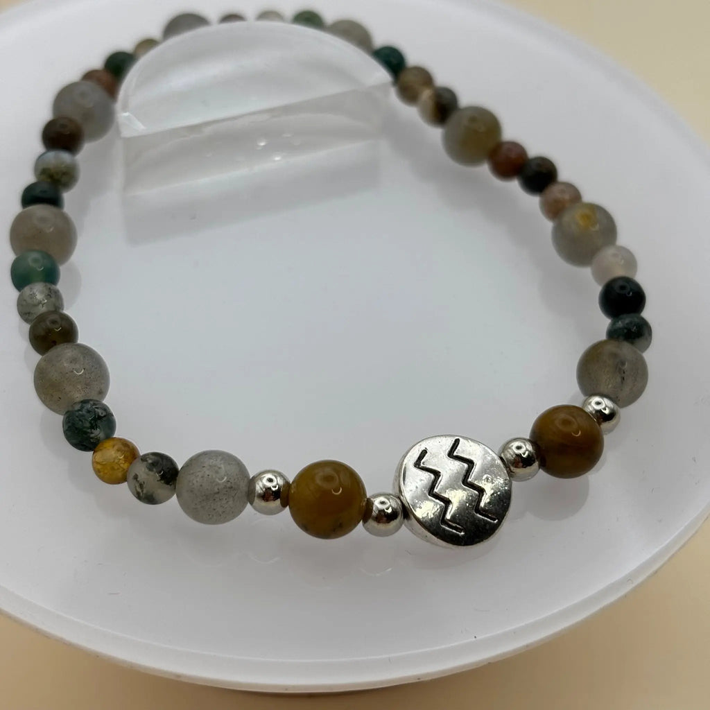 Bracelet de perles brunes et noires, avec un élément central noir gravé