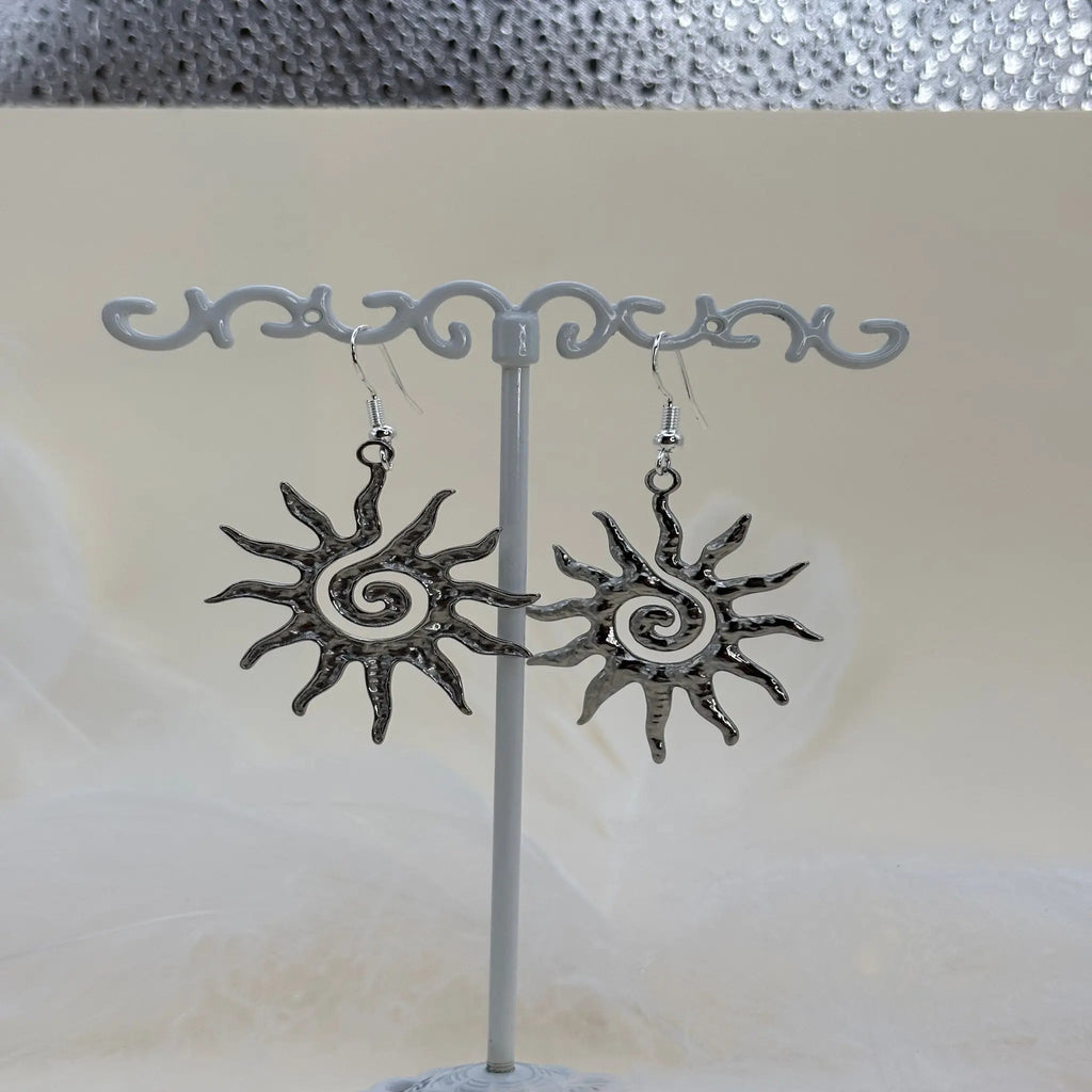 Paire de boucles d'oreilles argentées avec motif de soleil spiralé