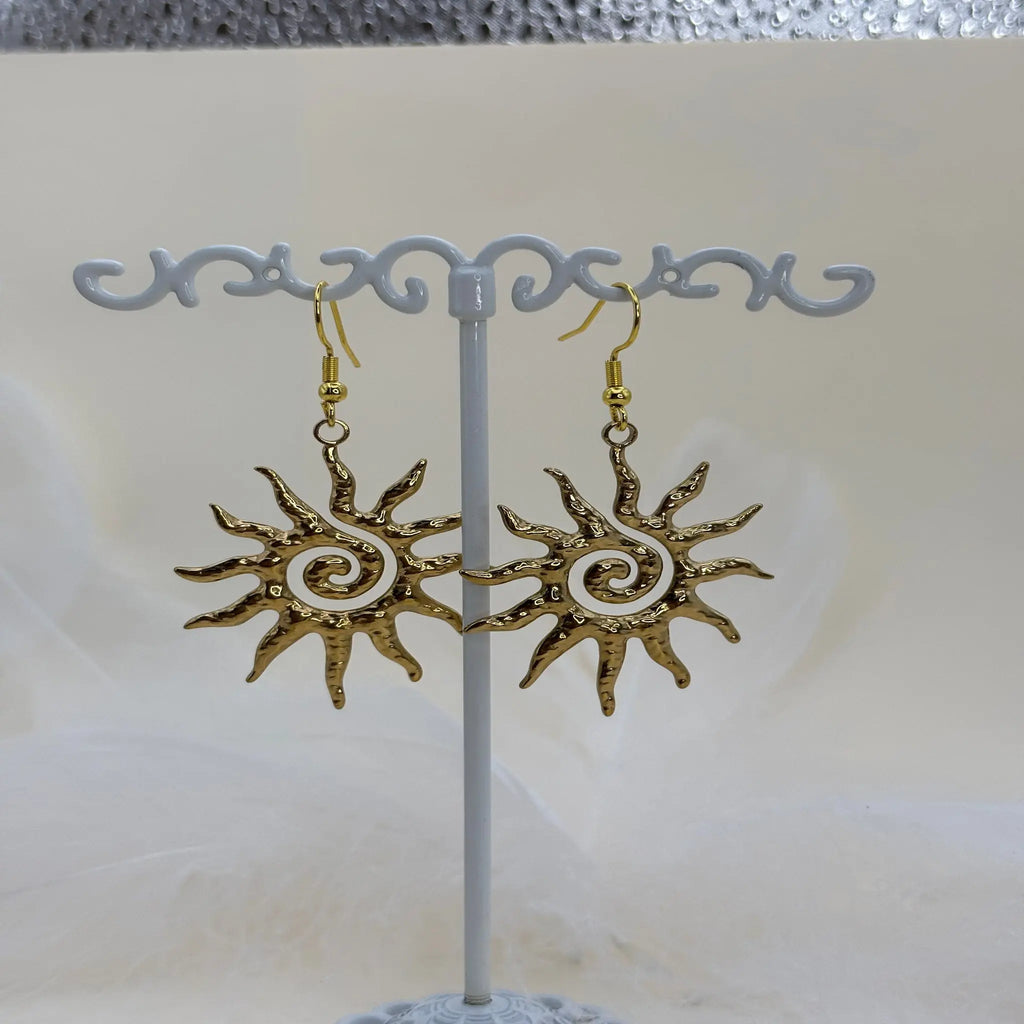 Paire de boucles d'oreilles dorées avec motif de soleil spiralé