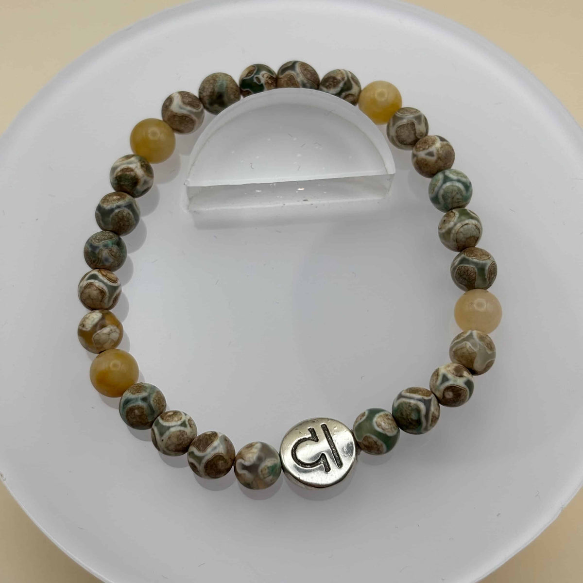 Bracelet en perles sur élastique avec perles en porcelaine et en verre et médaillon avec le signe de la balance