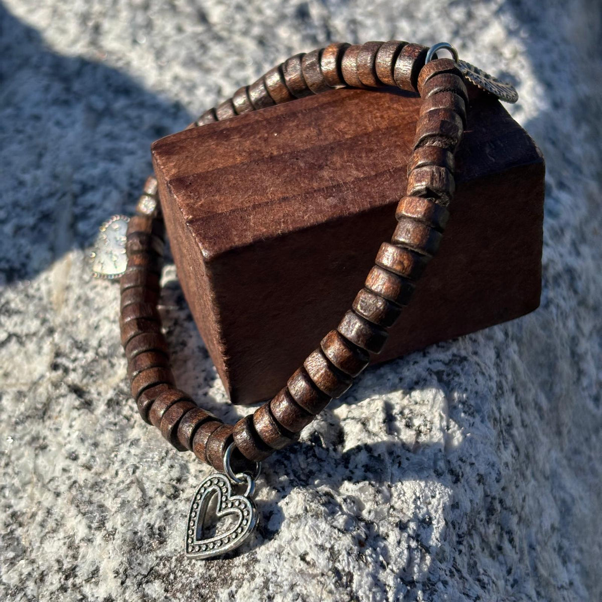 Bracelet en perles artisanal avec breloques cœurs et perles plates en bois sur élastique