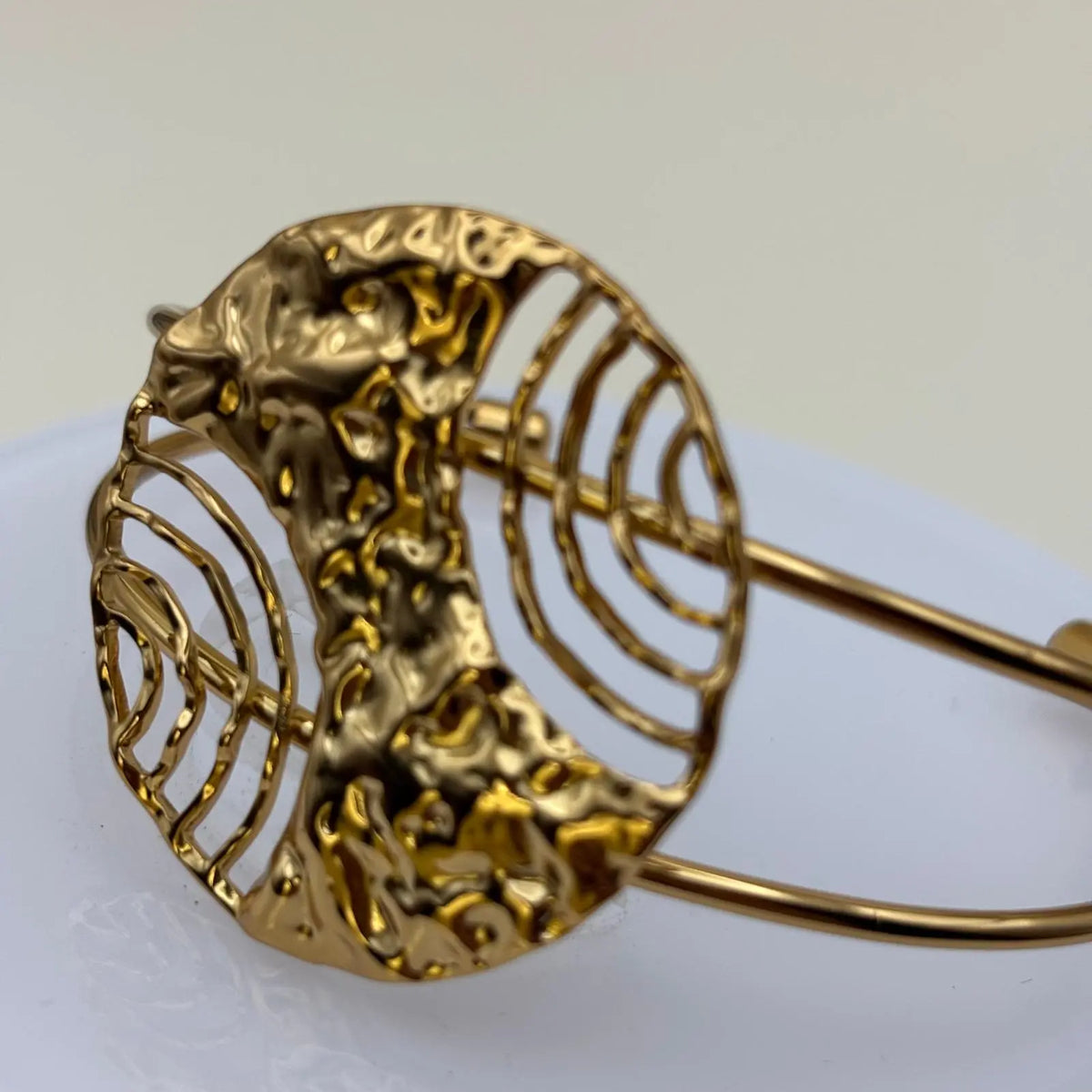 Bracelet doré en acier inoxydable avec motif géométrique sphérique