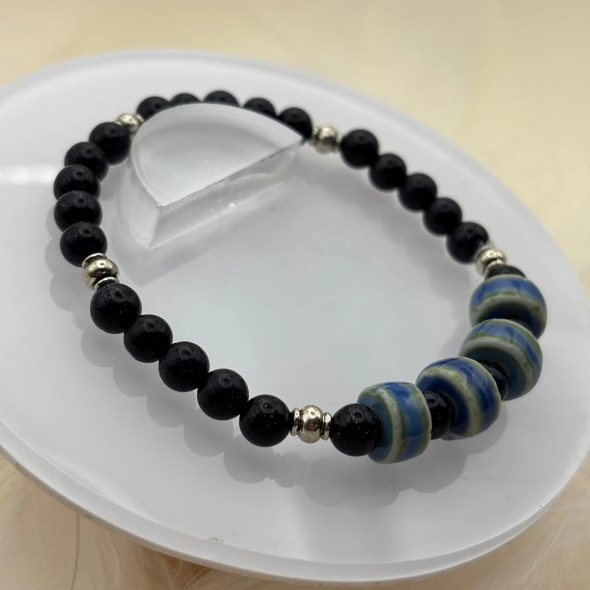 Bracelet en perles de pierre de soleil bleu monté sur élastique multibrins