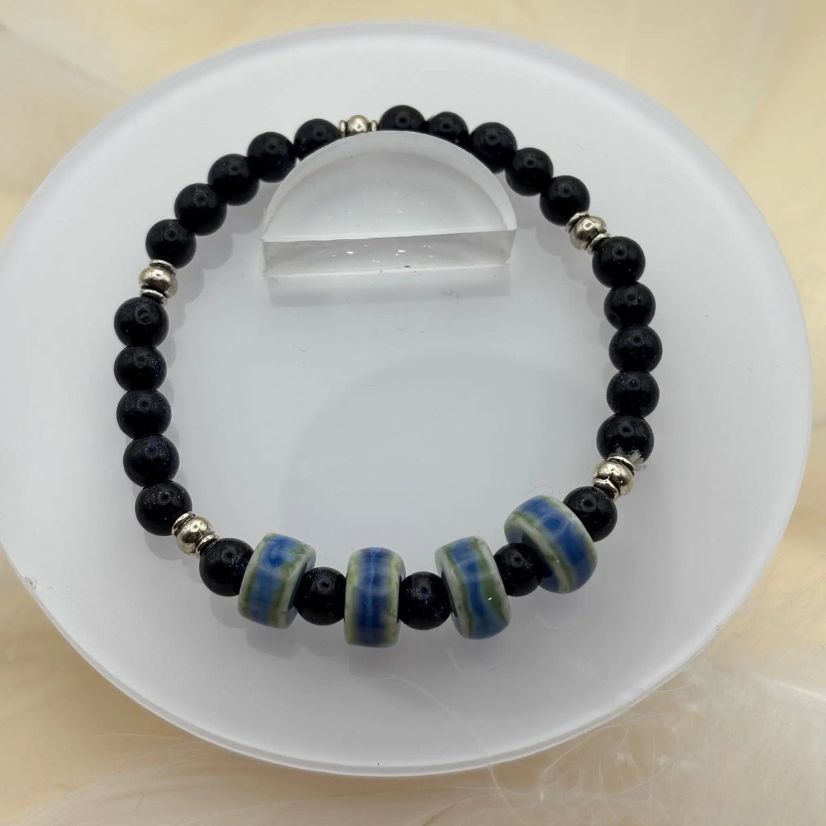 Un bracelet en perles de pierre de soleil bleu monté sur élastique multibrins