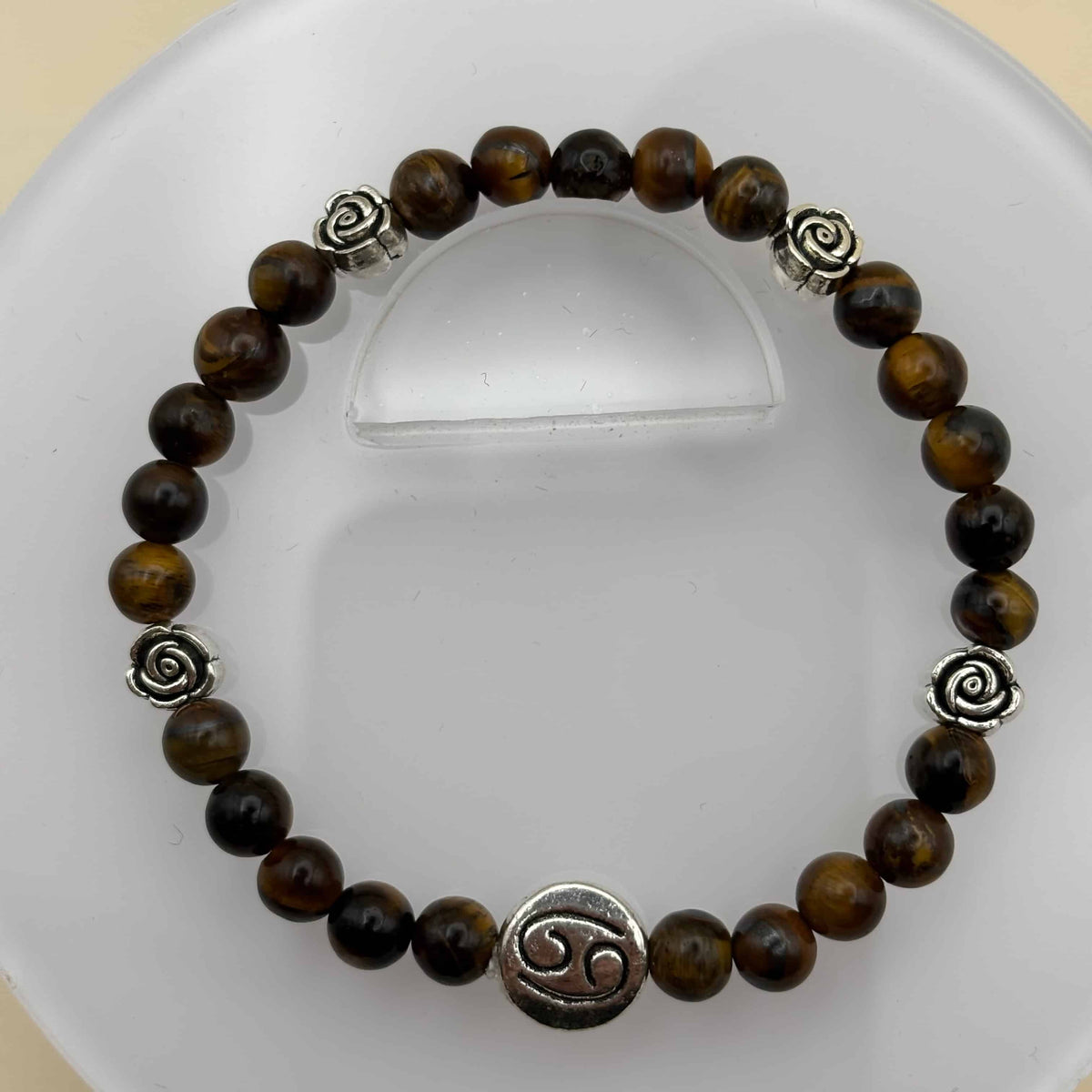 Bracelet en perles sur élastique avec perles en porcelaine et en verre et médaillon avec le signe du cancer