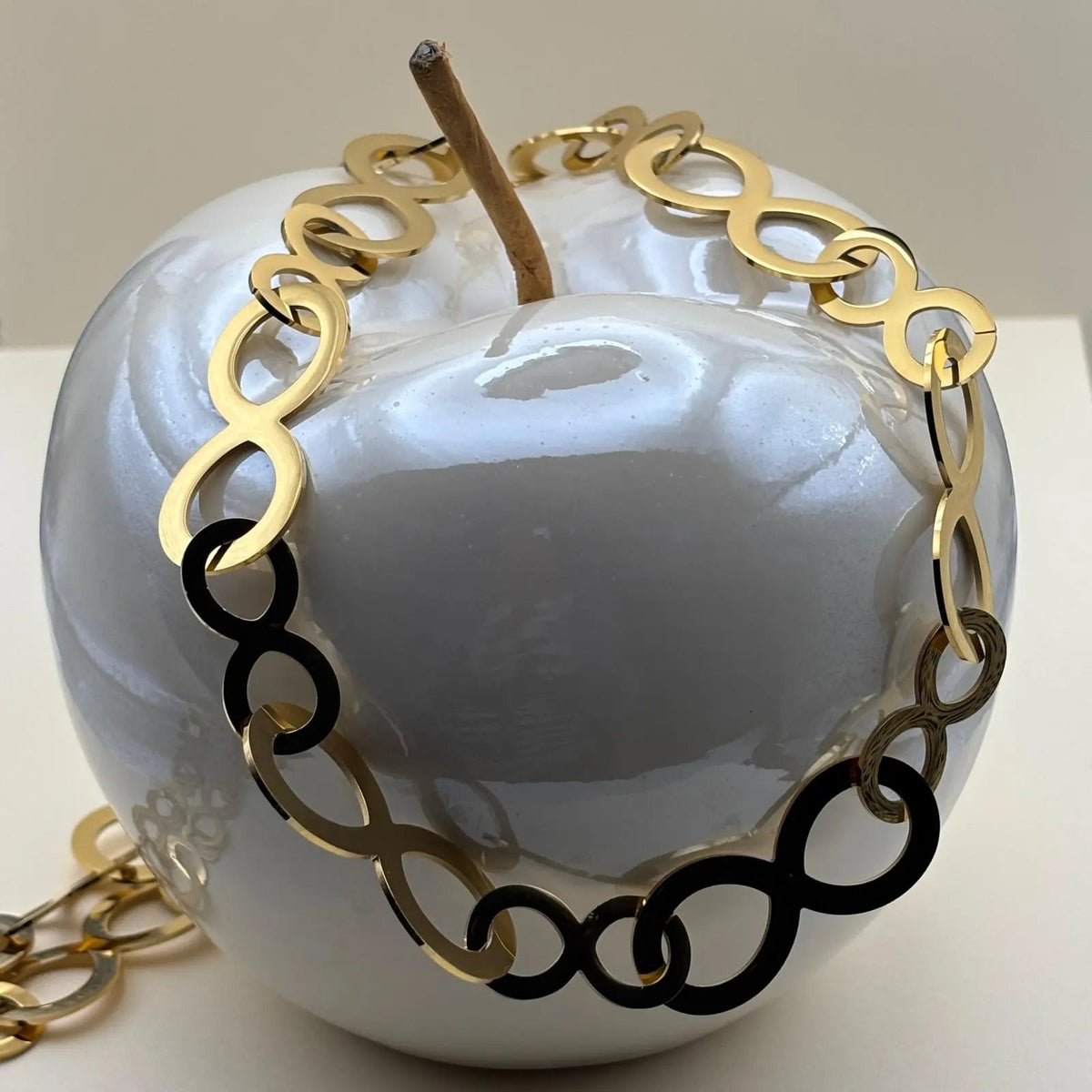 Collier doré avec maillons en forme du signe infini en acier inoxydable