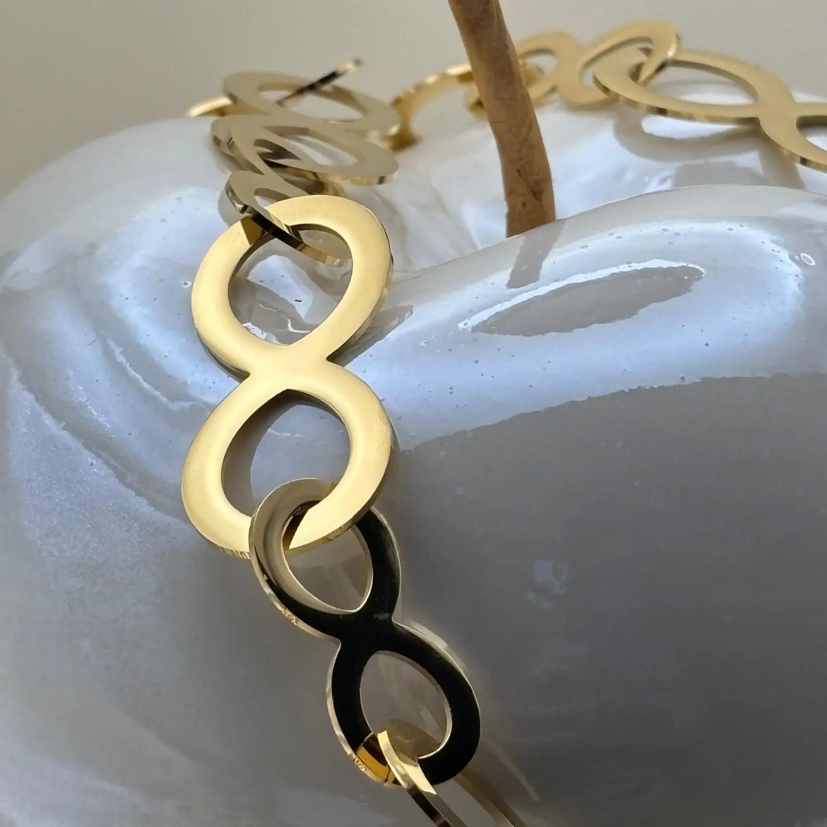 Collier de couleur dorée avec maillons en forme du signe infini en acier inoxydable