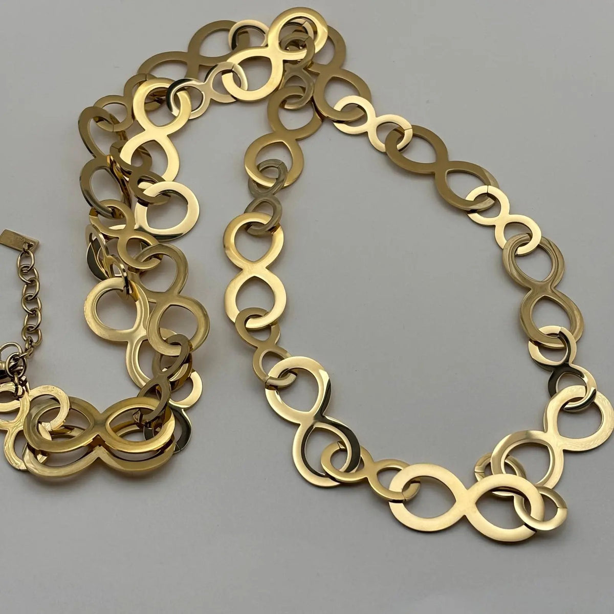 Collier doré avec des maillons en forme du signe infini en acier inoxydable sur le site internet prêtes à briller