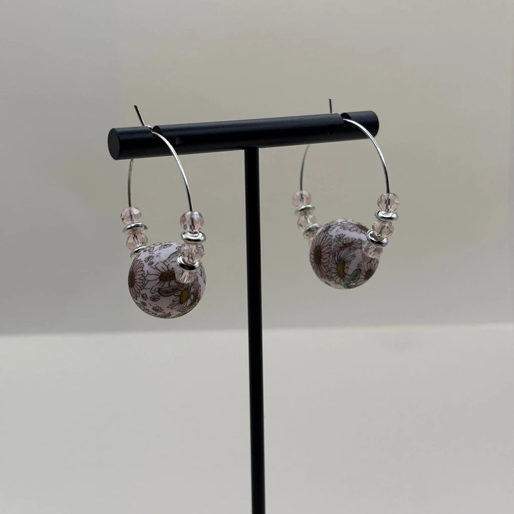 Boucles d'oreilles artisanales créole  avec une perle acrylique fleurie et des perles roses