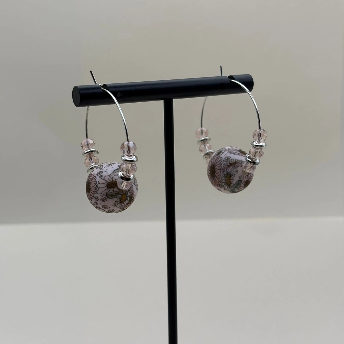 Boucles d'oreilles artisanales créole  avec une perle acrylique fleurie et des perles roses