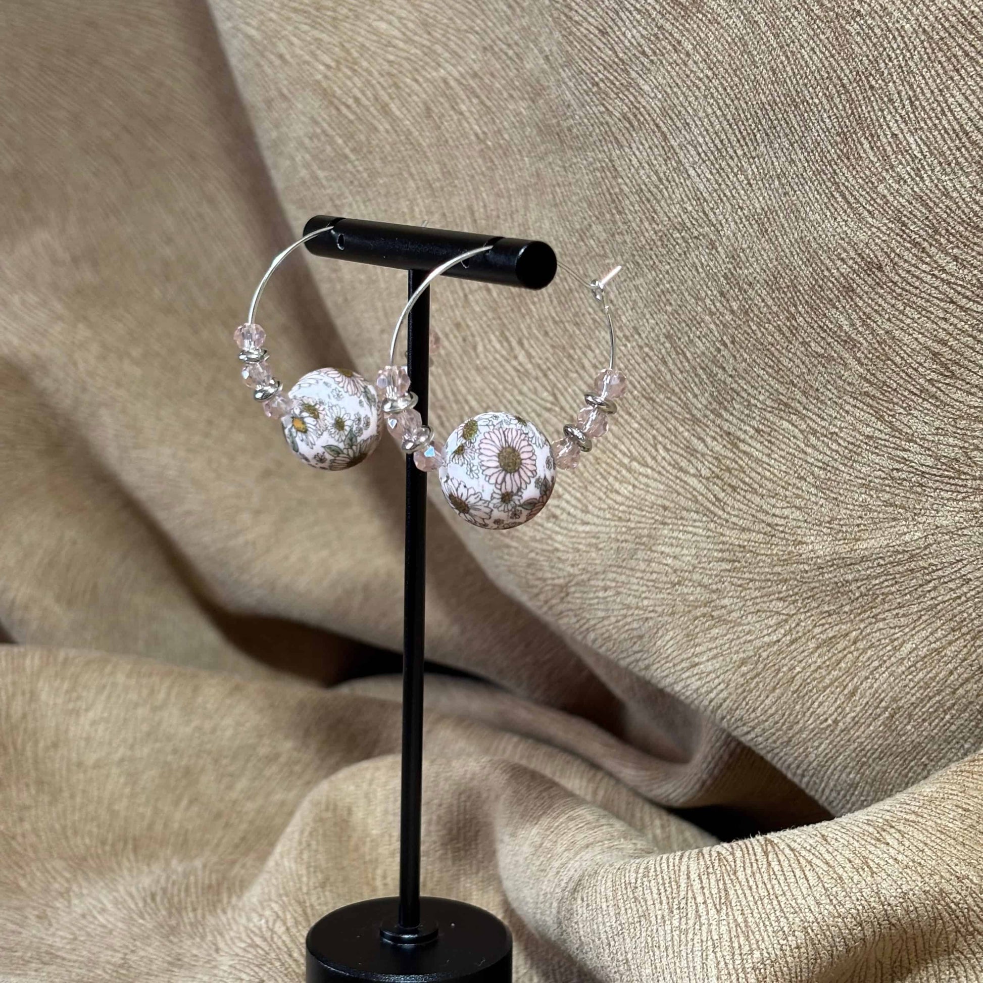 Boucles d'oreilles - créole Ø 3 cm
Perle acrylique fleurie Ø 1,5 cm