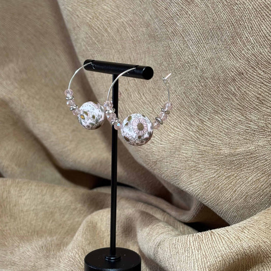 Boucles d'oreilles - créole Ø 3 cm
Perle acrylique fleurie Ø 1,5 cm