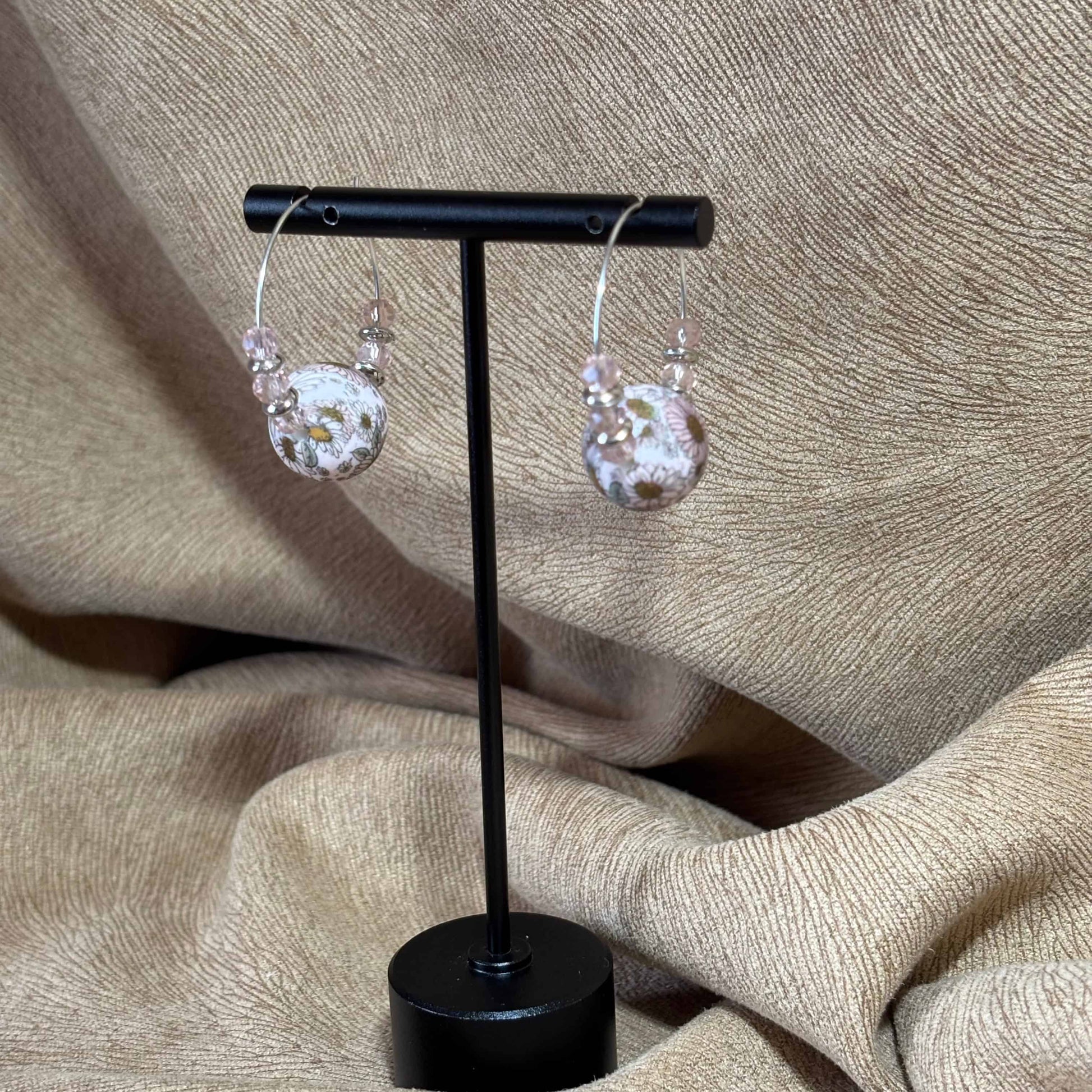 Boucles d'oreilles Perle acrylique fleurie 