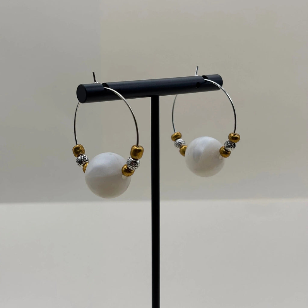 Boucles d'oreilles créole avec une perle acrylique blanche et des petites perles dorées