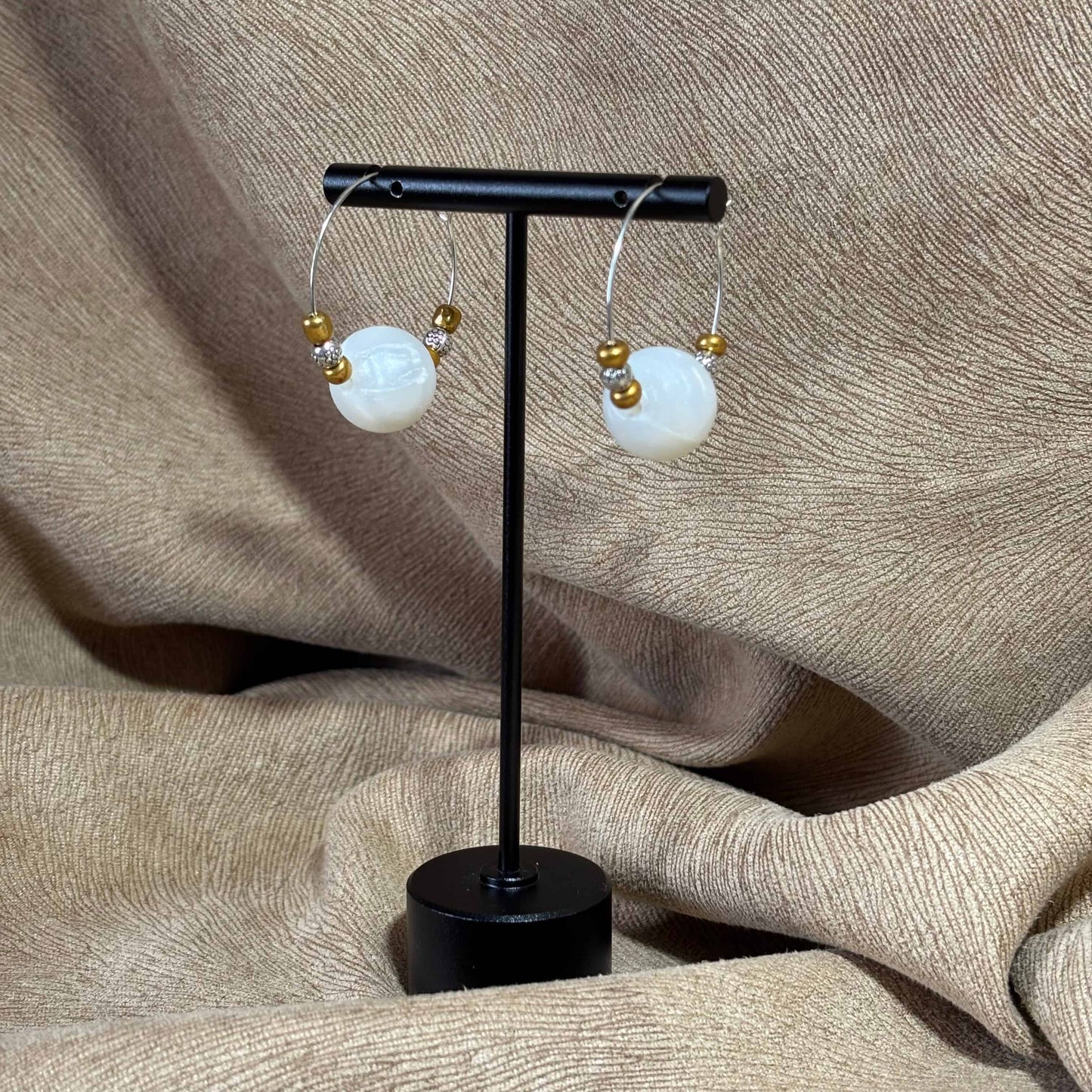 Boucles d'oreilles - créole Ø 3 cm
Perle acrylique blanche Ø 1,5 cm
Perles acryliques 