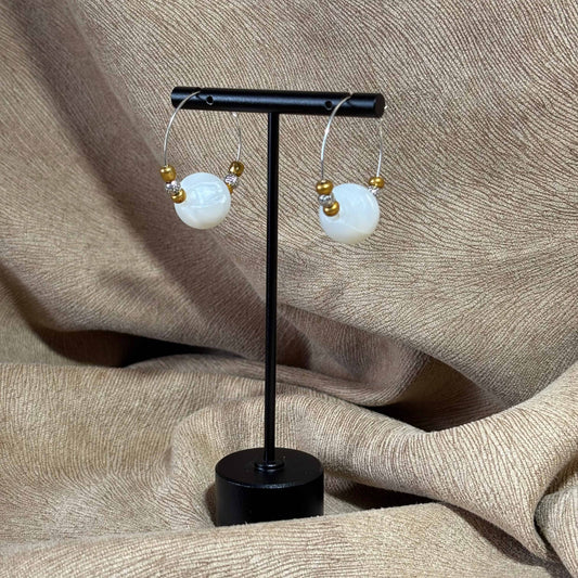 Boucles d'oreilles - créole Ø 3 cm
Perle acrylique blanche Ø 1,5 cm
Perles acryliques 