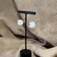 Boucles d'oreilles créole perle acrylique blanche 