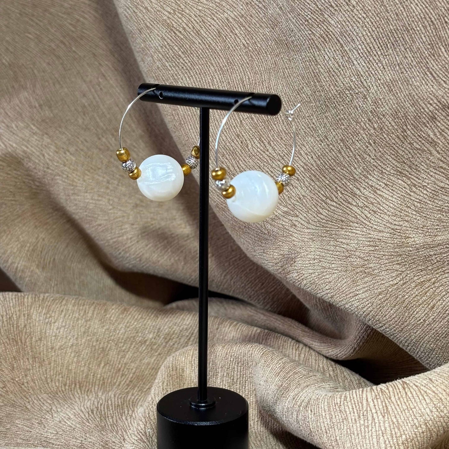 Boucles d'oreilles créole perle acrylique blanche 