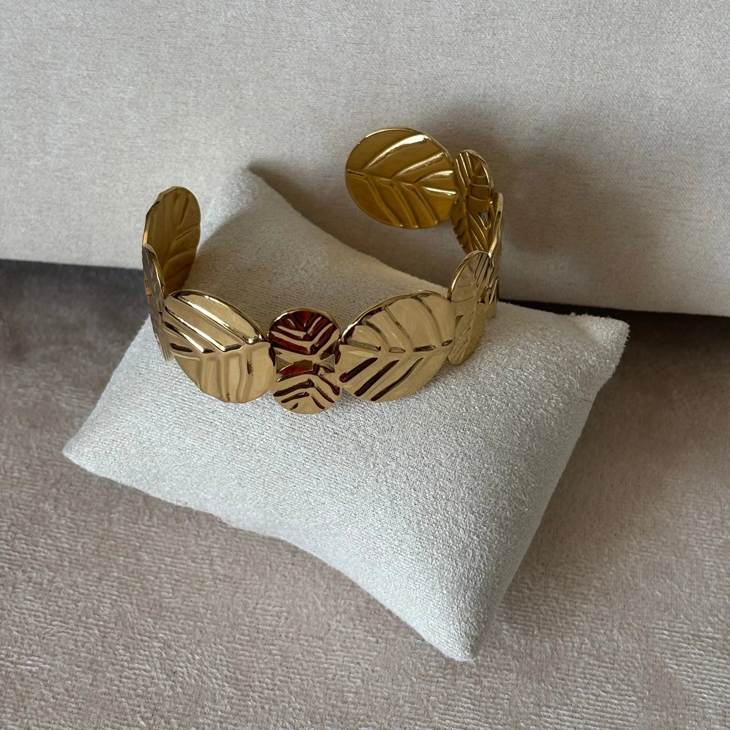 Bracelet doré |Bracelet rigide ajustable doré |Motif feuilles | Acier inoxydable