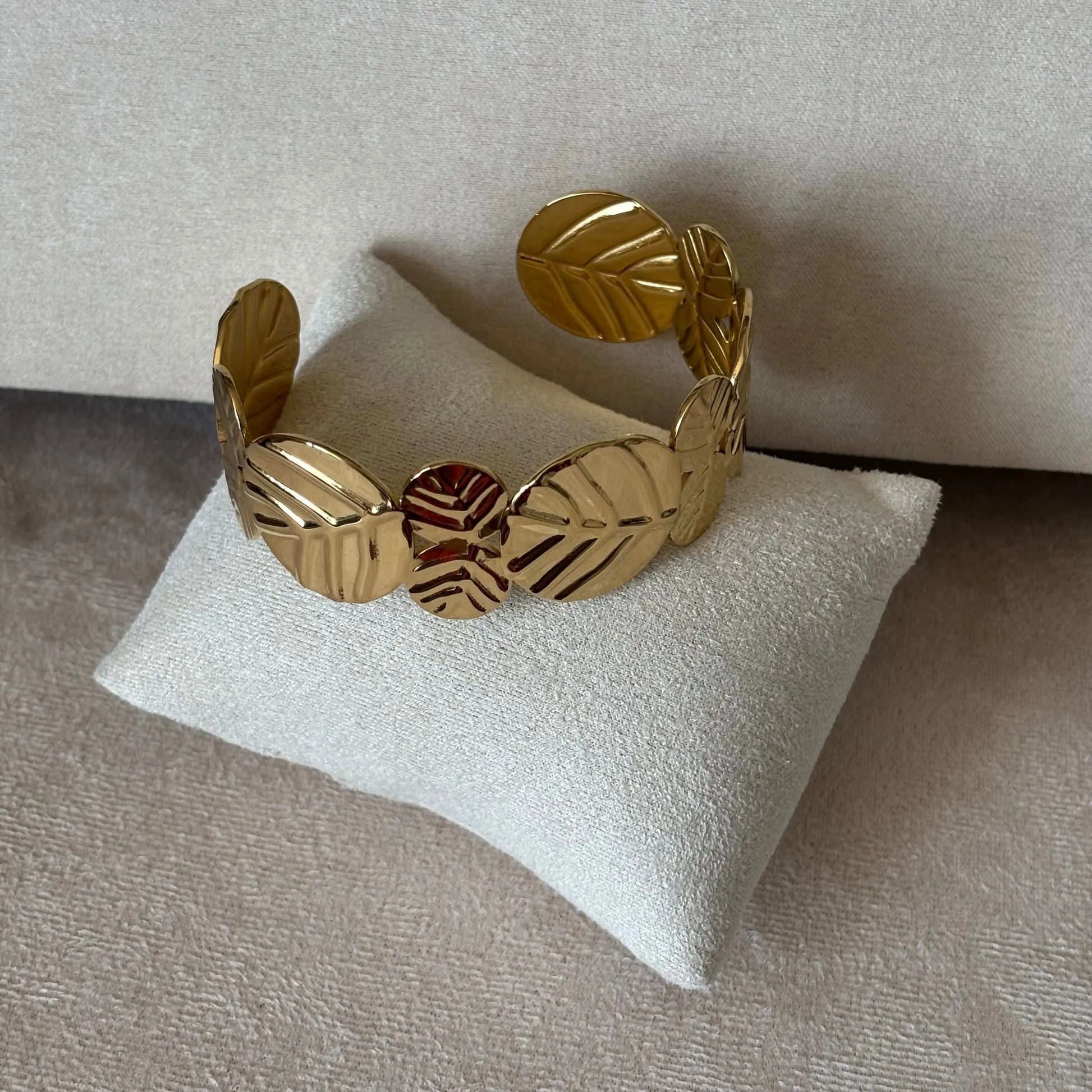 Bracelet doré |Bracelet rigide ajustable doré |Motif feuilles | Acier inoxydable