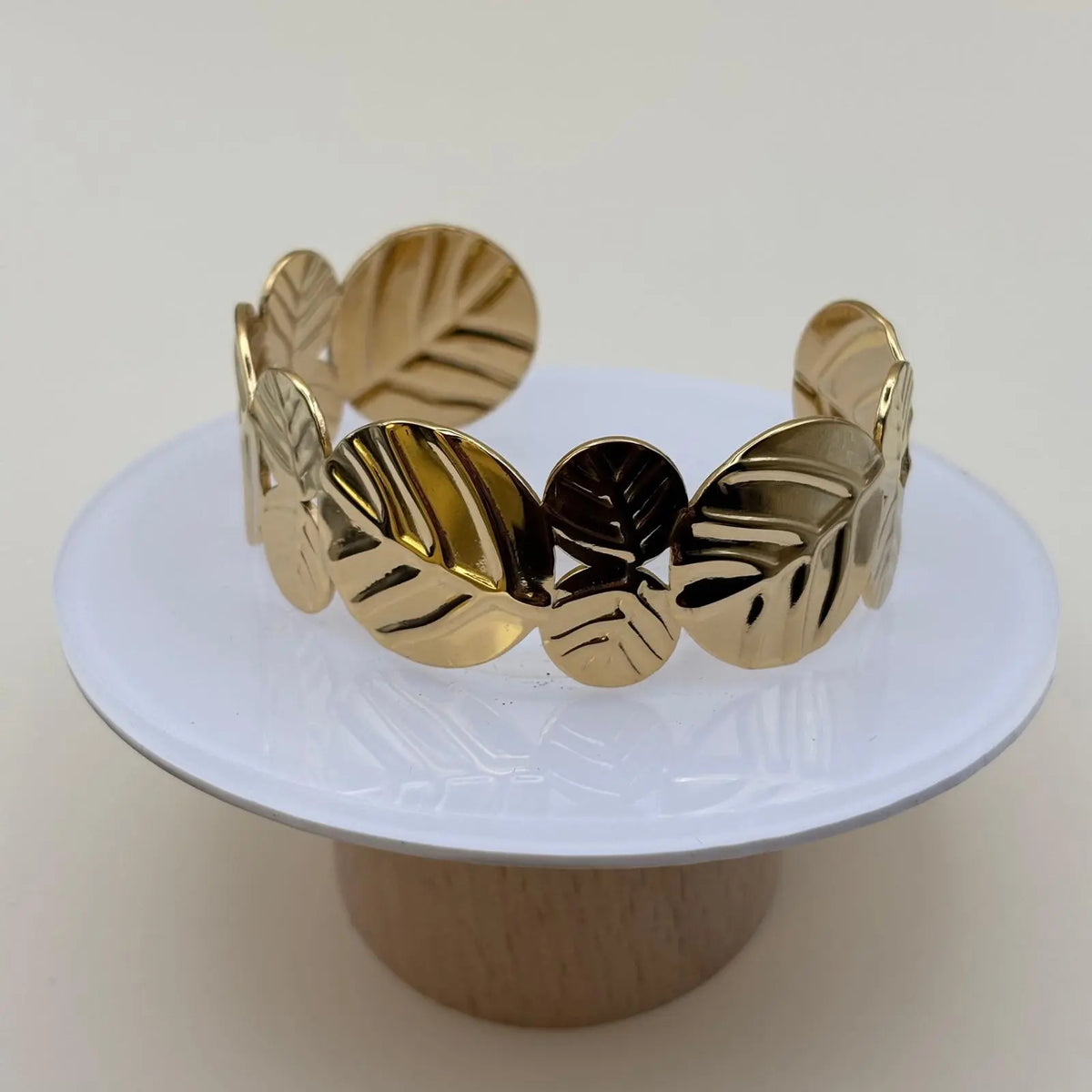 Bracelet rigide doré ajustable avec un motif feuilles en acier inoxydable