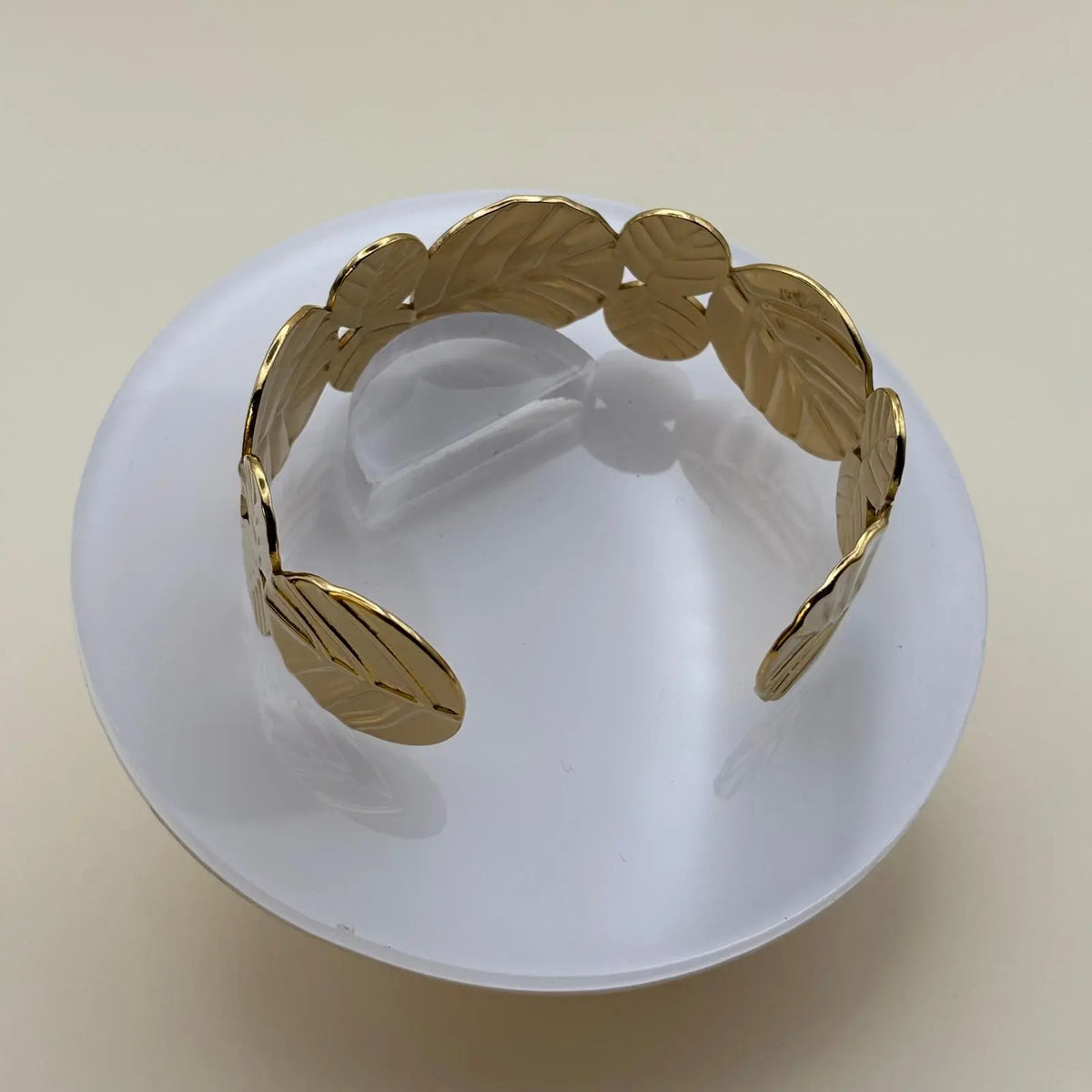 Bracelet rigide de couleur dorée ajustable avec un motif feuilles en acier inoxydable sur le site internet prêtes à briller