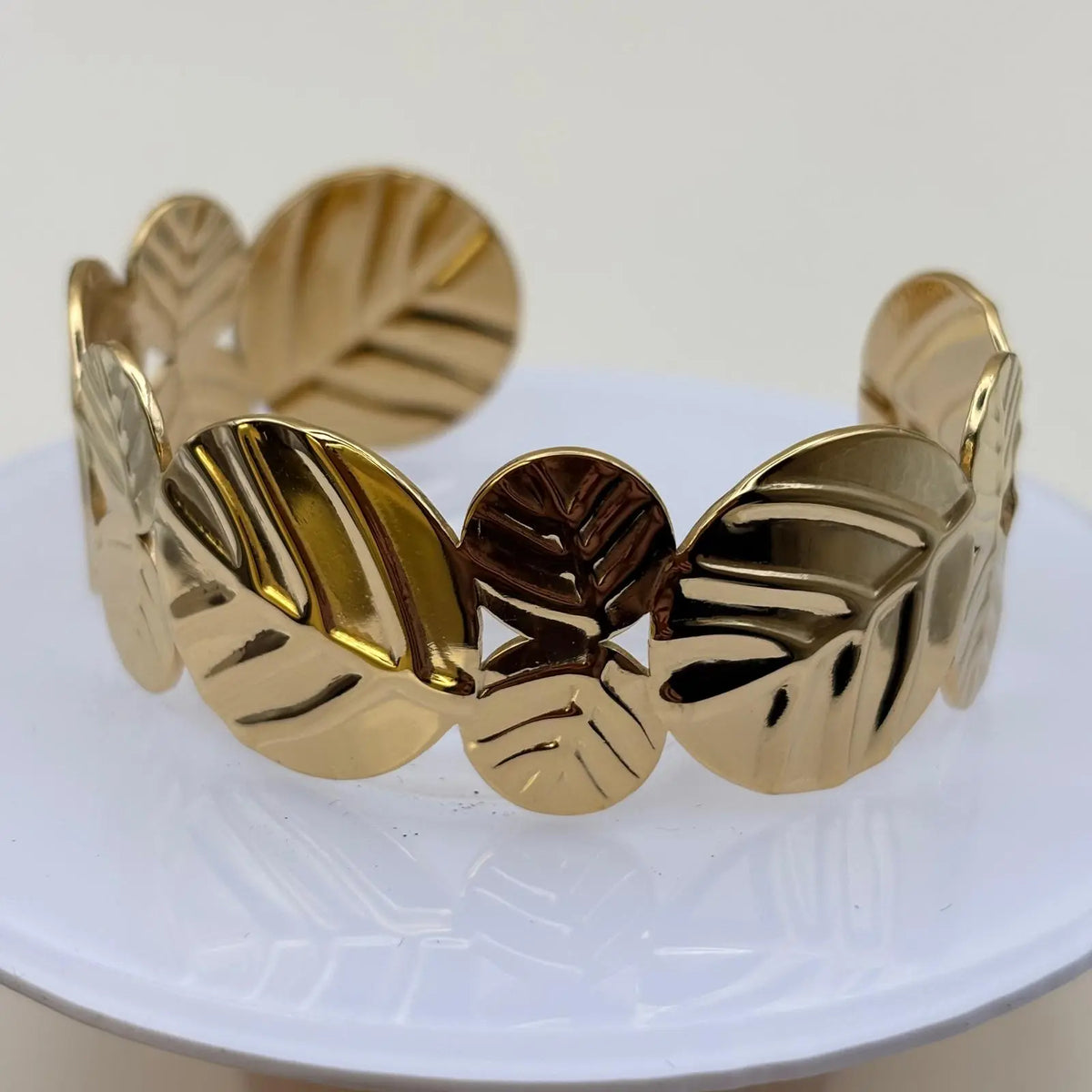 Bracelet rigide doré ajustable avec un motif de feuilles en acier inoxydable sur le site internet prêtes à briller