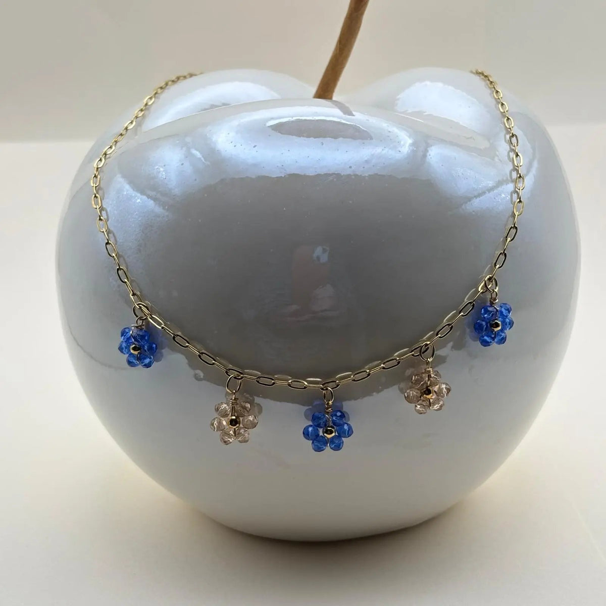 Collier doré à fleurs en perles bleues