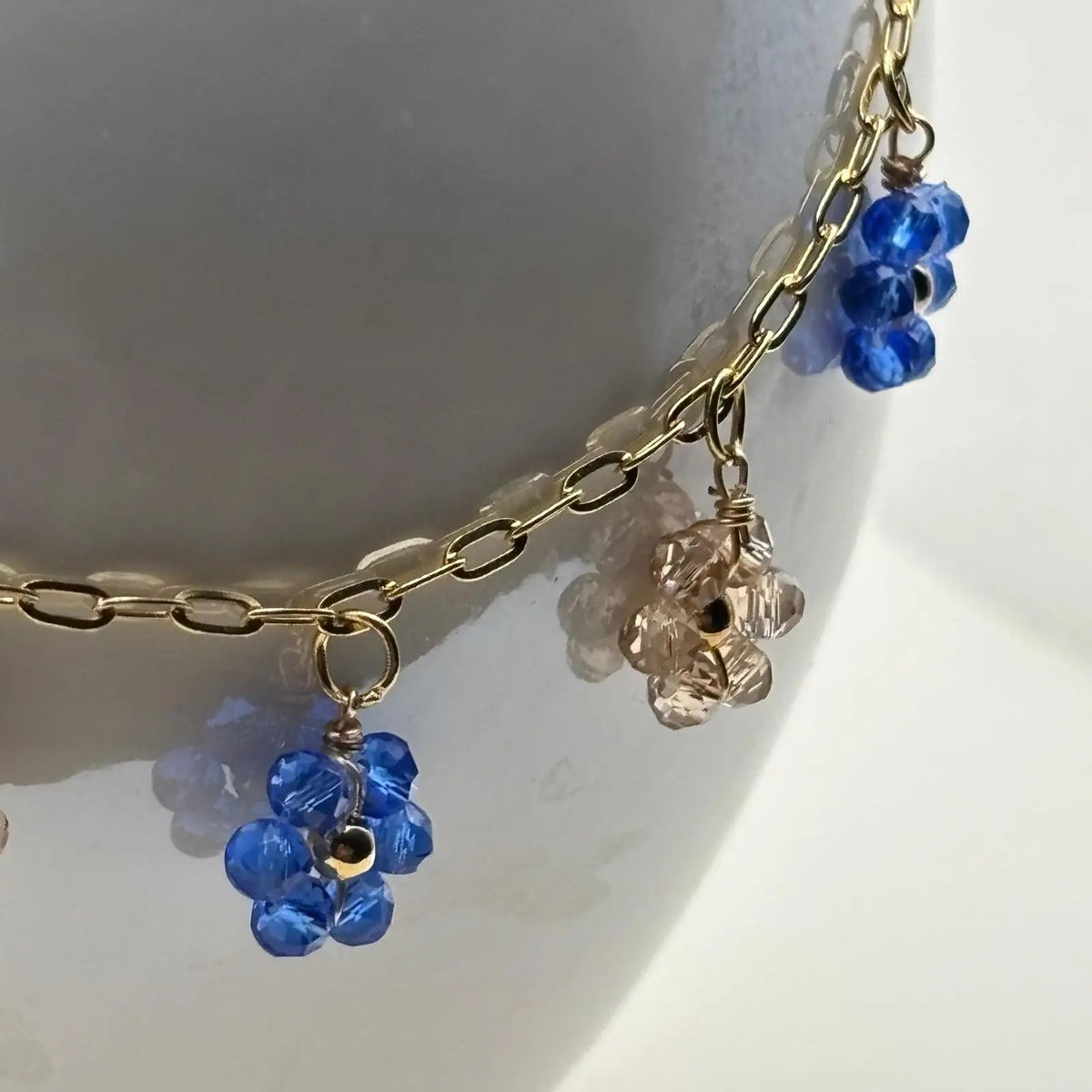 Un collier doré à fleurs en perles bleues