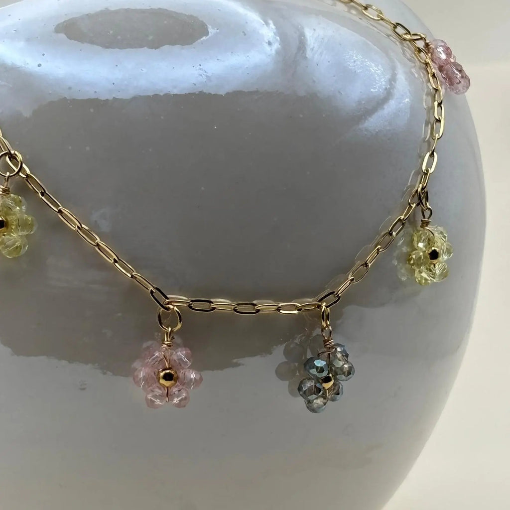 Collier doré à fleurs en perles roses