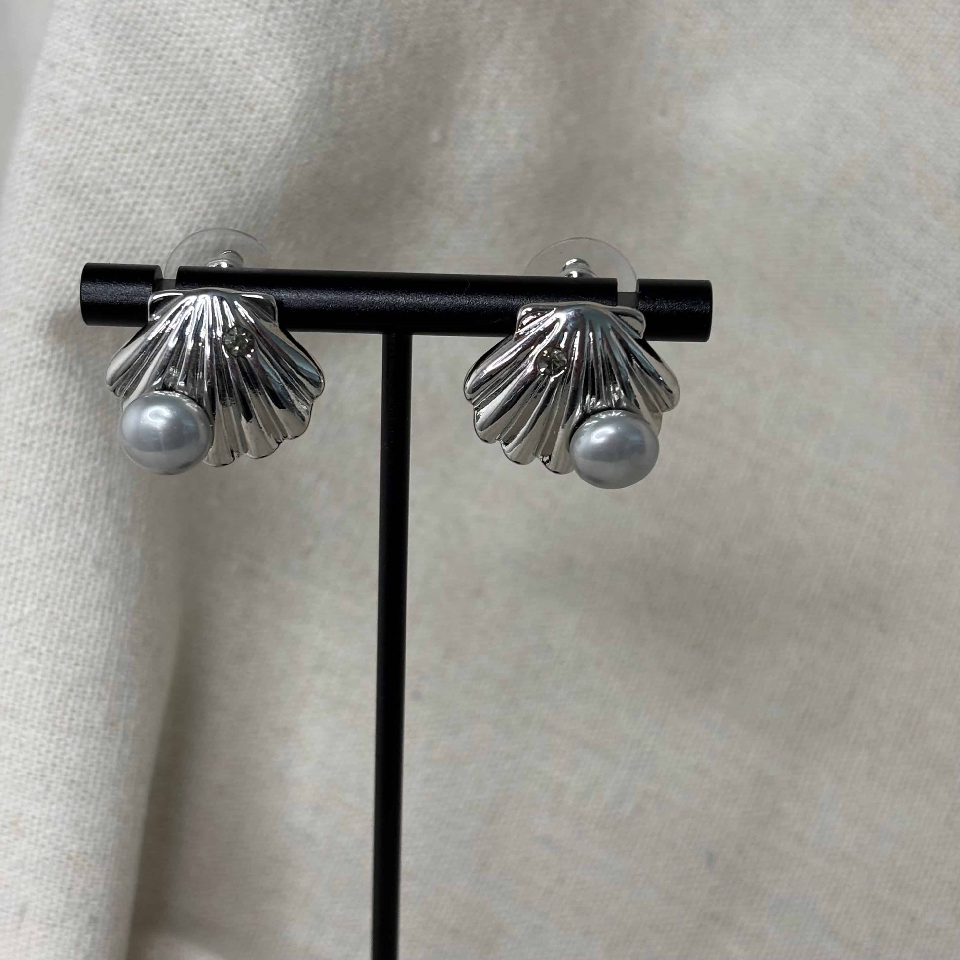 Boucles d'oreilles argentées |Coquillage avec perle argentée | Acier inoxydable