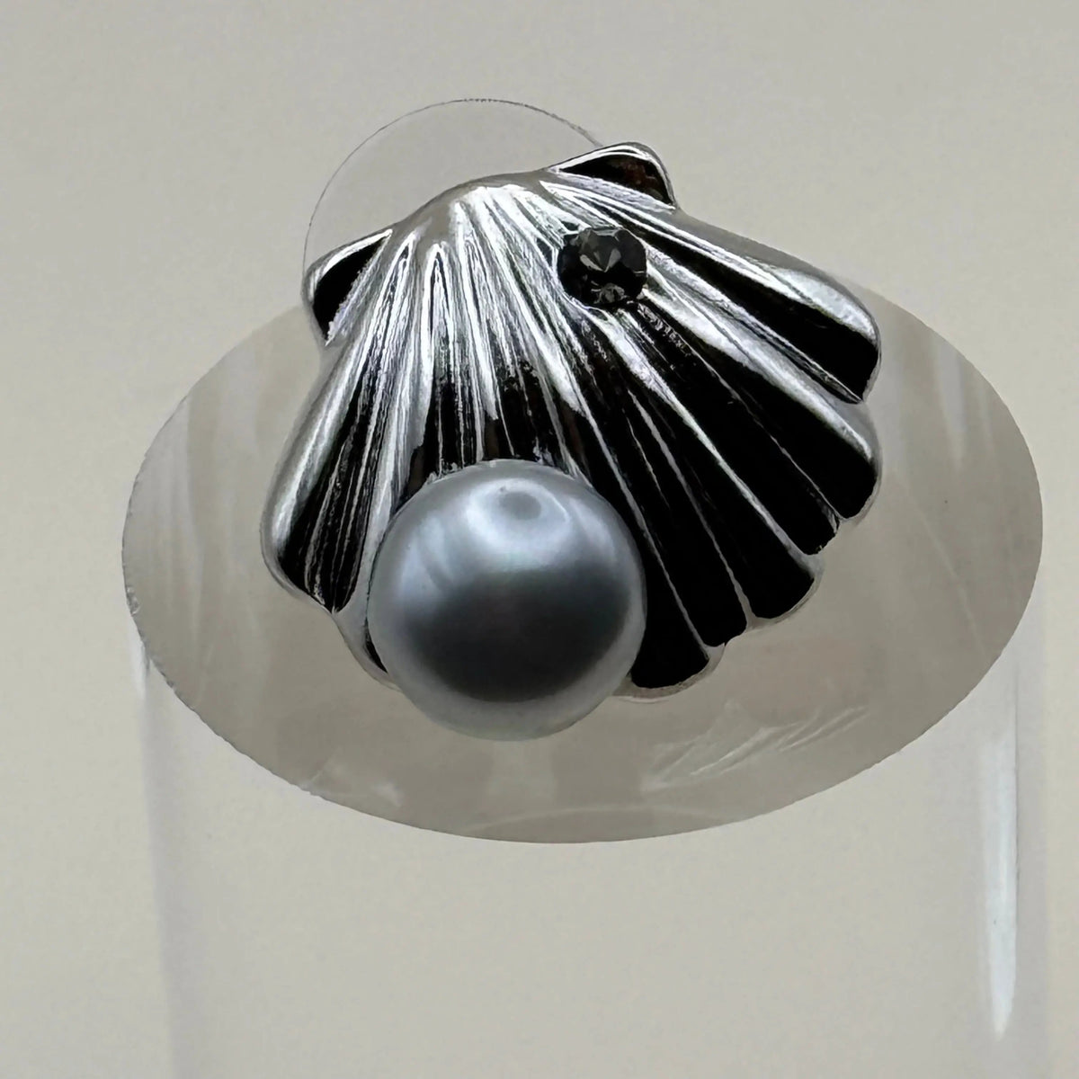 Boucles d'oreilles argentées en forme de coquillage avec une perle argentée en acier inoxydable 