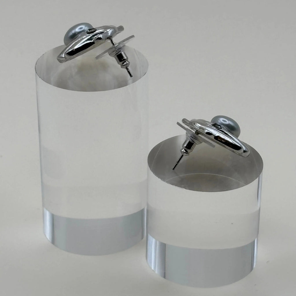 Des boucles d'oreilles argentées en forme de coquillage avec une perle argentée en acier inoxydable 