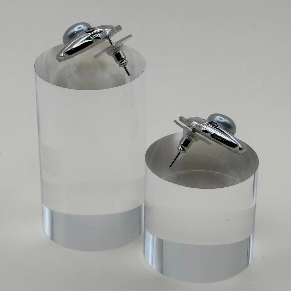 Des boucles d'oreilles argentées en forme de coquillage avec une perle argentée en acier inoxydable 