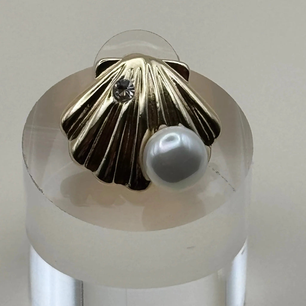 Boucles d'oreilles dorées en forme de coquillage avec une perle argentée en acier inoxydable 