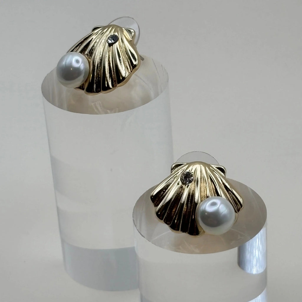 Des boucles d'oreilles dorées en forme de coquillage avec une perle argentée en acier inoxydable 