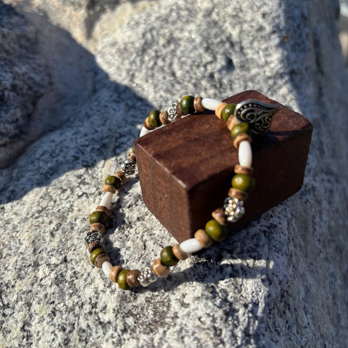 Bracelet en perles artisanal avec breloque cœur et fleurs et des perles en bois sur élastique