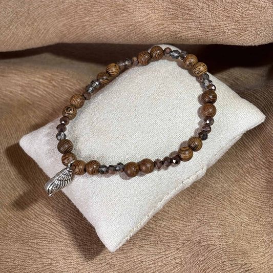 Bracelet en perles artisanal | Bracelet avec breloque coquillage argenté | Perles en bois sur élastique