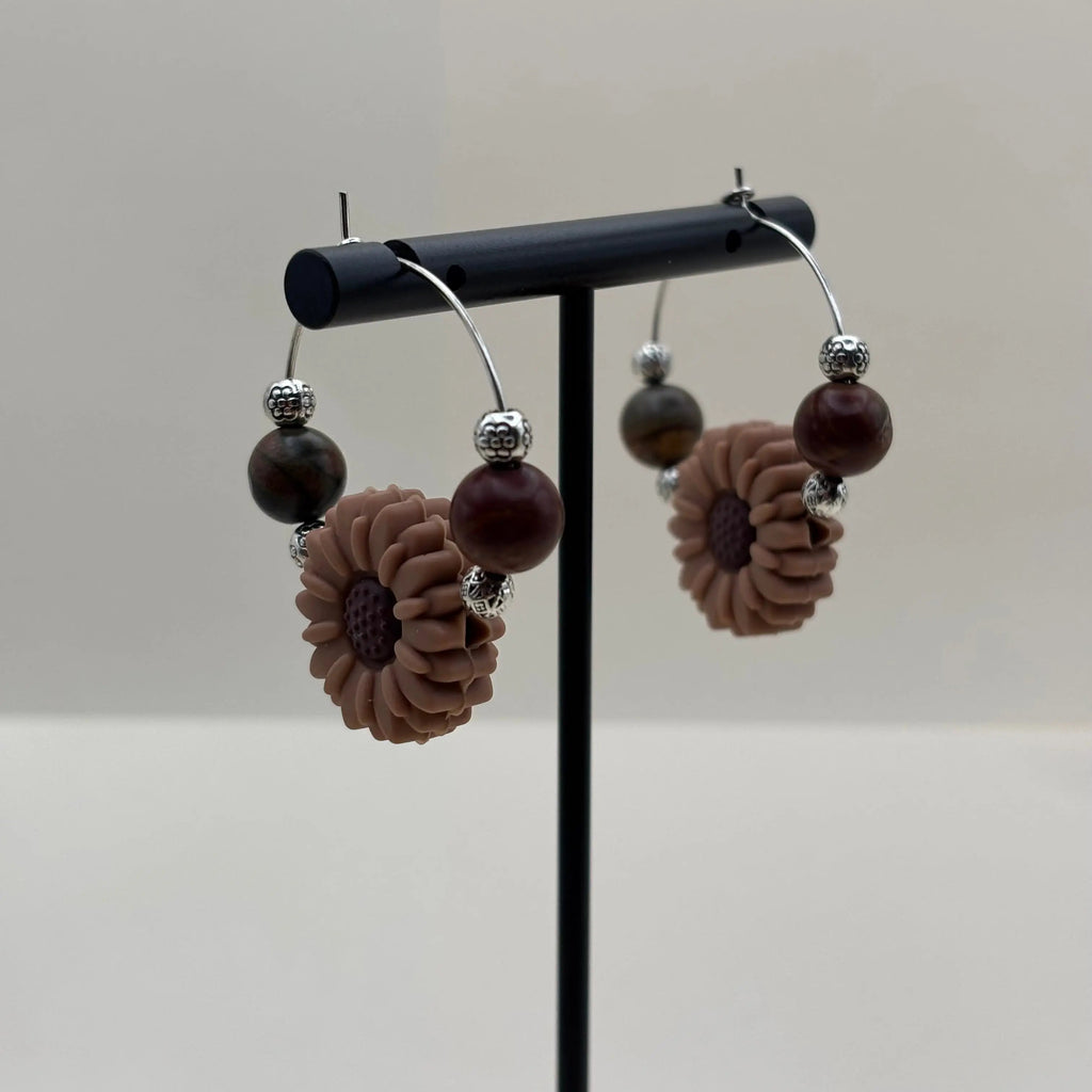 Boucles d'oreilles créole argentée avec breloque en forme de fleur et deux perles naturelles et 4 perles acier argentée