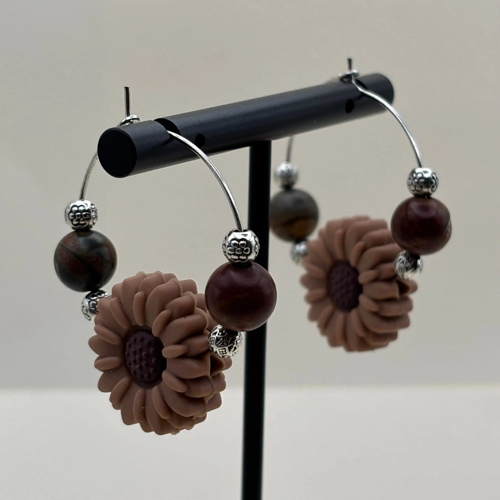 Des boucles d'oreilles créole argentée avec breloque en forme de fleur et deux perles naturelles et 4 perles acier argentée