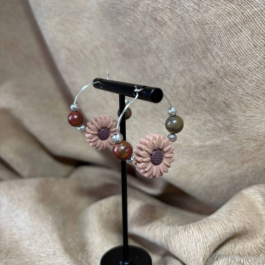 Boucles d'oreilles - créole diamètre 3 cm breloque fleur Ø 2 cm
Perles naturelles de 8 mm
Perles acier de 4 mm