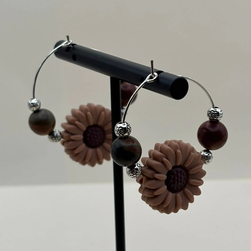 Une paire de boucles d'oreilles créole argentée avec breloque en forme de fleur et deux perles naturelles et 4 perles acier argentée