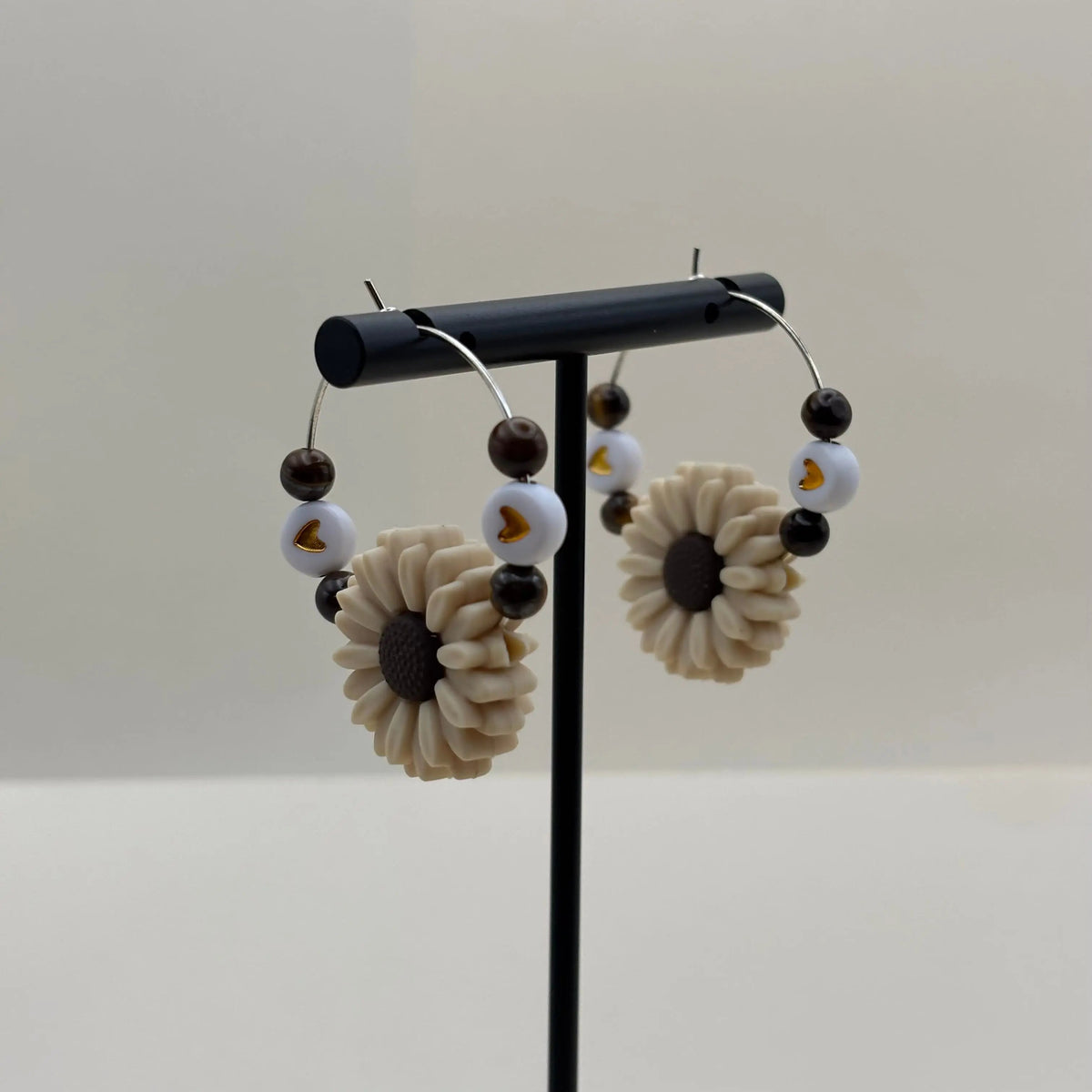 Boucles d'oreilles créole argentée avec breloque en forme de fleur blanche et quatre perles naturelles colorées