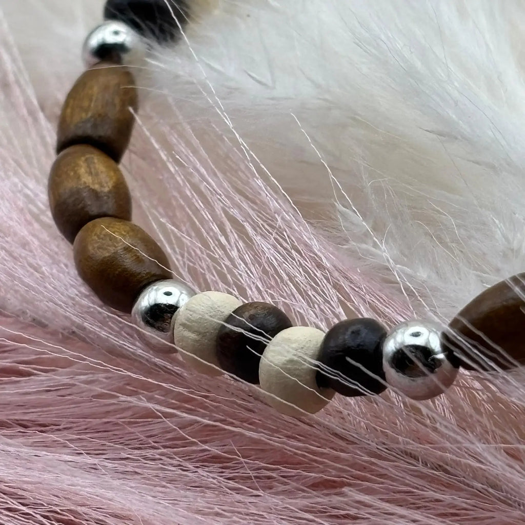 Bracelet en perles artisanal avec perles de bois et perles acryliques allongées et rondes sur élastique