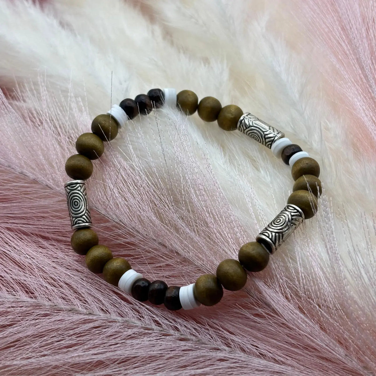 Bracelet en perles artisanal avec perles de bois marron vert et perles acryliques allongées et rondes sur élastique